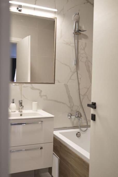 Eliza'S Apartment By Oasis Homes Gran Varadino Esterno foto